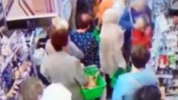 Ukrayna'da market sırasındaki küçük çocuğa saldırı