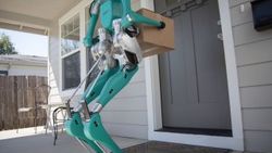 Ford'un insan gibi yürüyebilen teslimat robotları