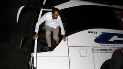 Yolcu otobüsü traktöre çarptı: 1 ölü, 13 yaralı