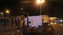 Otomobille çarpışan hafif ticari kamyonet yan yattı