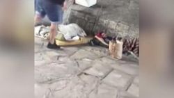 Arjantinli adam evsizlerin üzerine alkol döküp yaktı