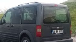 Van'da otomobil bagajında yolculuk yapan dana
