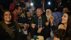 Cumhurbaşkanı Erdoğan, vatandaşlarla iftar yaptı