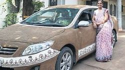 Hindistan'da aracını tezekle kaplayan kadın