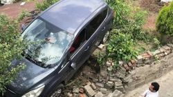 Bartın'da otomobil bahçeye uçtu: 3 yaralı