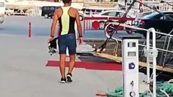Teknedekiler sesinden rahatsız oldukları kargaları avladı