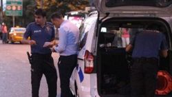 Beşiktaş'ta yola saçılan paraları vatandaş topladı
