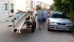 500 kiloluk demiri at sırtında taşırken yakalandı