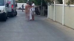 Marmaris sokaklarında çıplak dolaşan İngiliz turist