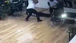 Eşinin yakınları tarafından öldüresiye dayak yedi