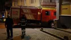 Yangına yetişmeye çalışan itfaiye otomobillere takıldı