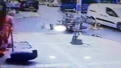 İstanbul'da motosikletli gençler ölümden döndü