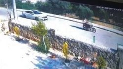 Arabasıyla motosikletli çocukları kovalayan öğretmen