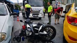 Taksiyle çarpışan motosikletli polisin ayağı kırıldı