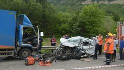 Sinop'ta kamyon ile otomobil çarpıştı: 2 ölü, 1 yaralı