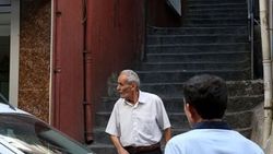 Eşyaların havada uçuştuğu karı koca kavgası
