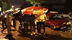 Otomobil yağmur sularının oluşturduğu çukura düştü