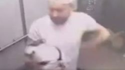 Asansörde köpeğine şiddet uygulayan ABD'li