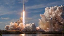SpaceX, Kanada'ya ait 3 uyduyu Falcon 9 ile uzaya fırlattı