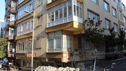 Yıkılma tehlikesi olan bina boşaltıldı
