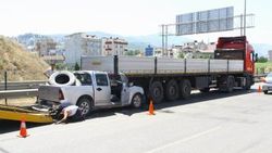 İzmir'de tır ile pikap çarpıştı: 1 ölü