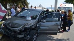 Sollamak istediği araca çarptı: 4 yaralı