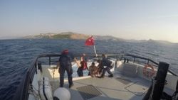 Yüzmek için açıldı, 5 saat sonra deniz ortasından çıktı