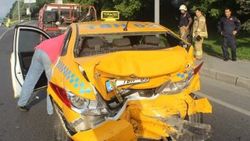 Edirnekapı E-5’te taksi ile minibüs çarpıştı: 1 yaralı