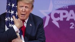 Trump'ın bayrak pozu alay konusu oldu