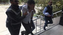 Otobüste cinsel içerikli video izlerken yakalandı