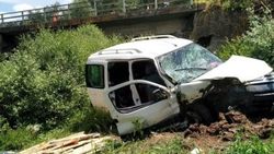 Bilecik'te kamyonet köprüden uçtu