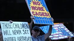 Trump'ı doğum gününde protesto ettiler