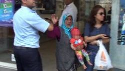 Polise yakalanan dilenci kadın bebeğiyle tehdit etti