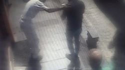 Dönercide garson, bardak yüzünden müşteriyi darbetti