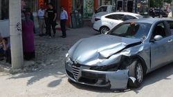 Bursa'da iki araç kafa kafaya çarpıştı: 3 yaralı