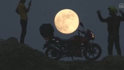 Motosiklet tutkunlarının dolunaylı tepe manzarası