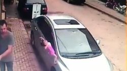 3'üncü kattan düşen bebek ucuz kurtuldu