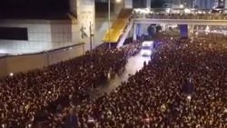 Hong Kong'ta 2 milyon kişi ambulansa yol verdi