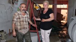 Şehir efsanesi için evinin temelini kazıyor