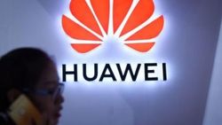 Huawei, Samsung'u geçme planlarını erteledi