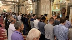 Filistinliler Mursi için Mescid-i Aksa'da toplandı