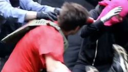 Aşırı sağcı grupla Antifa üyelerinin kasklı kavgası