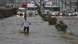 Sağanak sonrası İzmir-Ankara kara yolunda trafik durdu