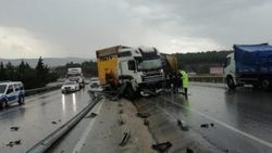 İzmir'de makas atan tır, bariyerlere çarptı