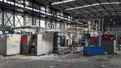 Milyonluk traktör fabrikasında yağma