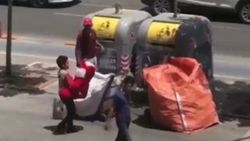 Batman'da çöp toplayan çocuğa oyuncak sürprizi