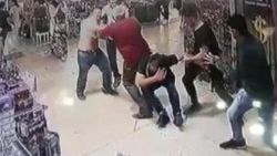 Kapalıçarşı'daki esnaf baba-oğula komşuları saldırdı