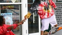 Justin Bieber evsiz adama 40 dolar verdi