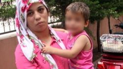 İki çocuğu ile birlikte sokağa atıldı