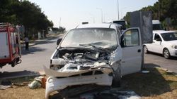 Antalya'da turistleri taşıyan midibüs kaza yaptı: 9 yaralı